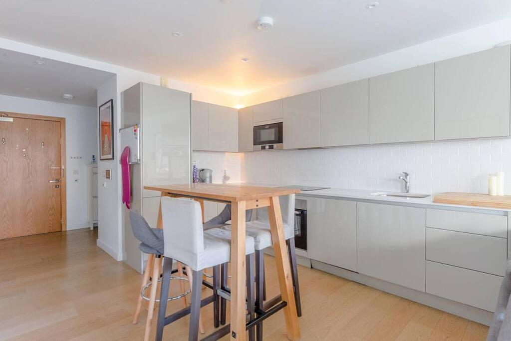 Superb 1 Bedroom Apartment 3Mins From Tube Station ลอนดอน ภายนอก รูปภาพ