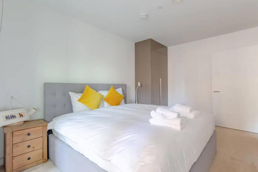 Superb 1 Bedroom Apartment 3Mins From Tube Station ลอนดอน ภายนอก รูปภาพ