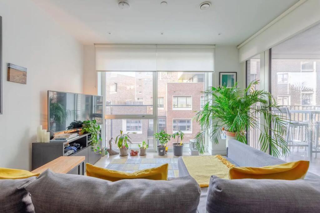 Superb 1 Bedroom Apartment 3Mins From Tube Station ลอนดอน ภายนอก รูปภาพ