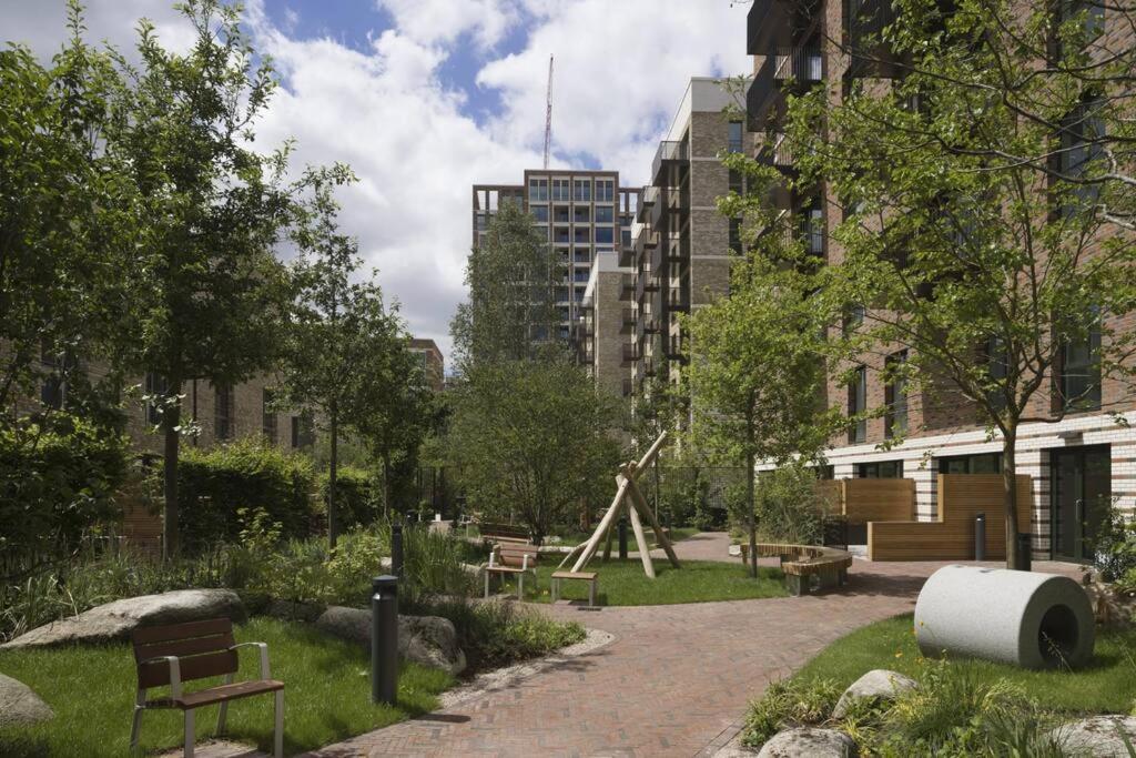 Superb 1 Bedroom Apartment 3Mins From Tube Station ลอนดอน ภายนอก รูปภาพ