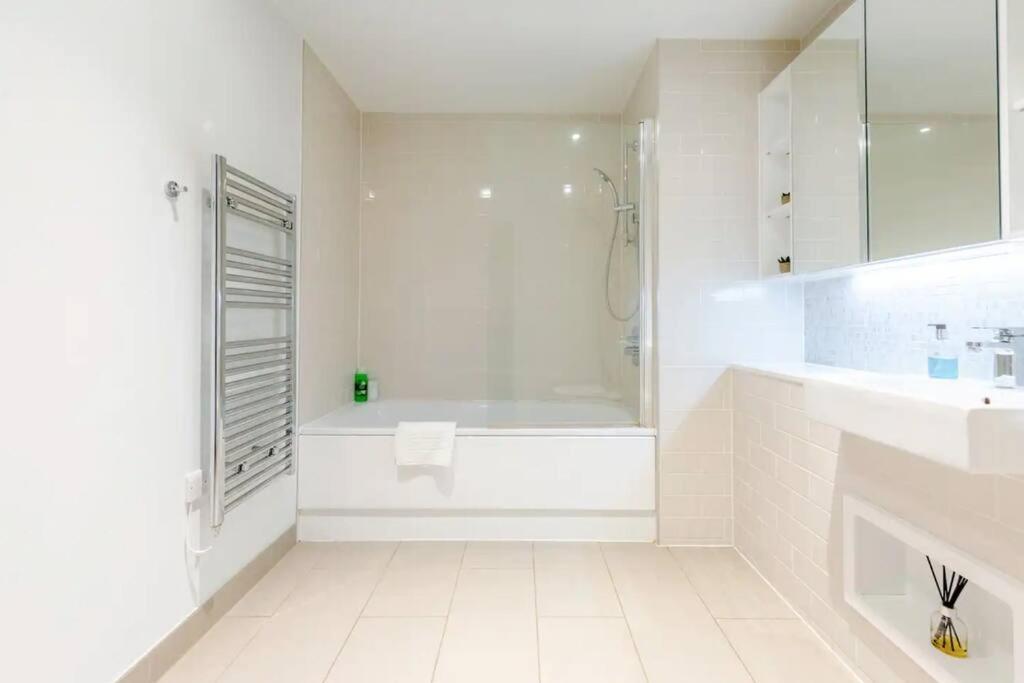 Superb 1 Bedroom Apartment 3Mins From Tube Station ลอนดอน ภายนอก รูปภาพ