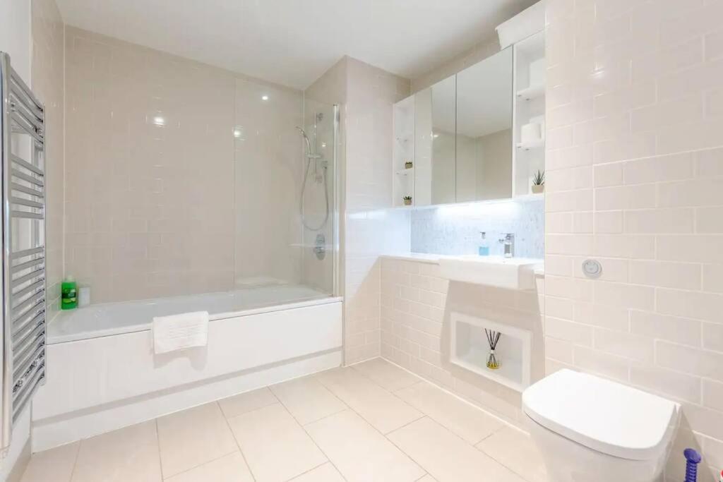 Superb 1 Bedroom Apartment 3Mins From Tube Station ลอนดอน ภายนอก รูปภาพ